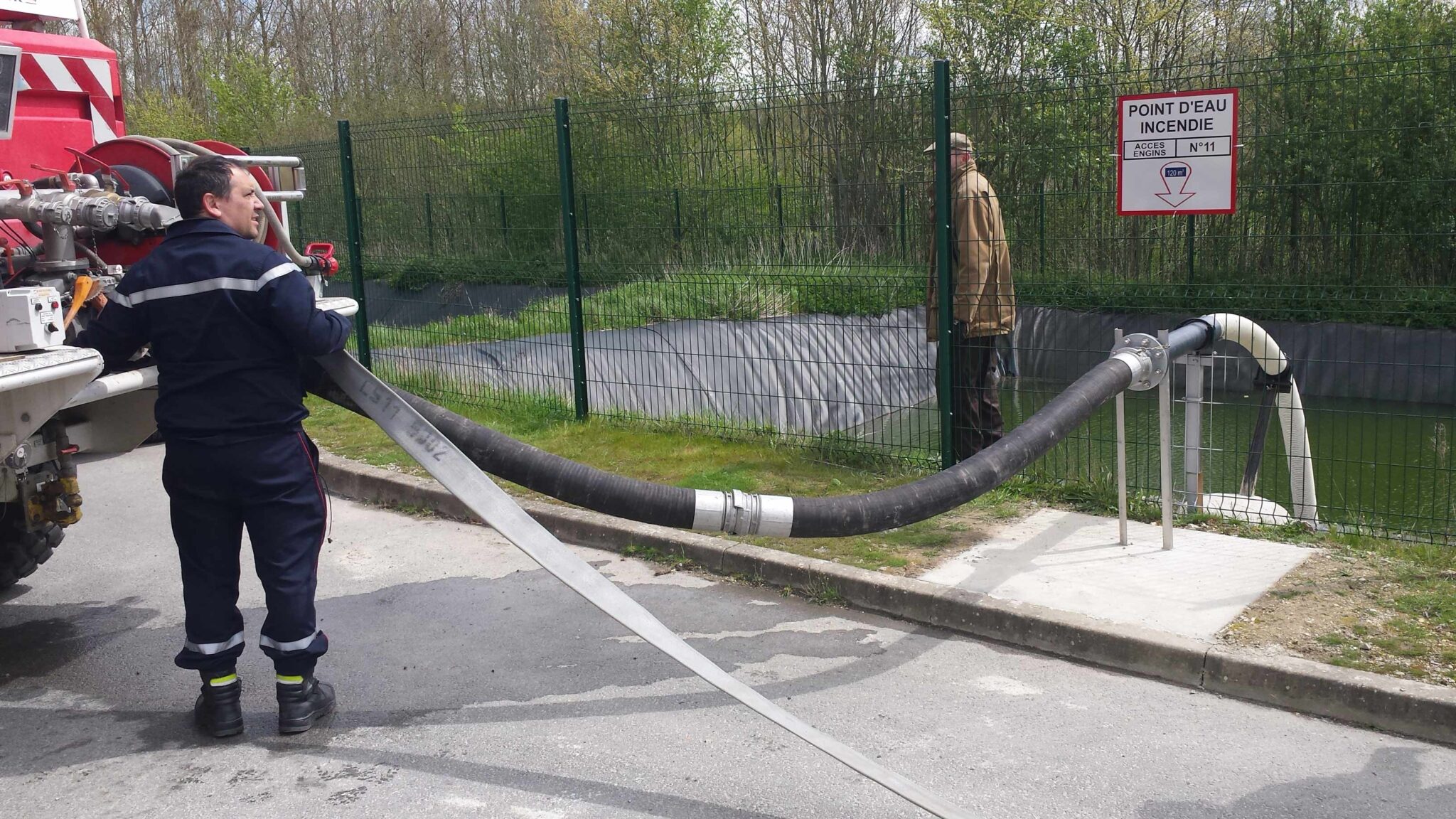 découvrez le fonctionnement des systèmes d'aspersion anti-incendie pour une protection efficace contre les incendies dans les bâtiments.
