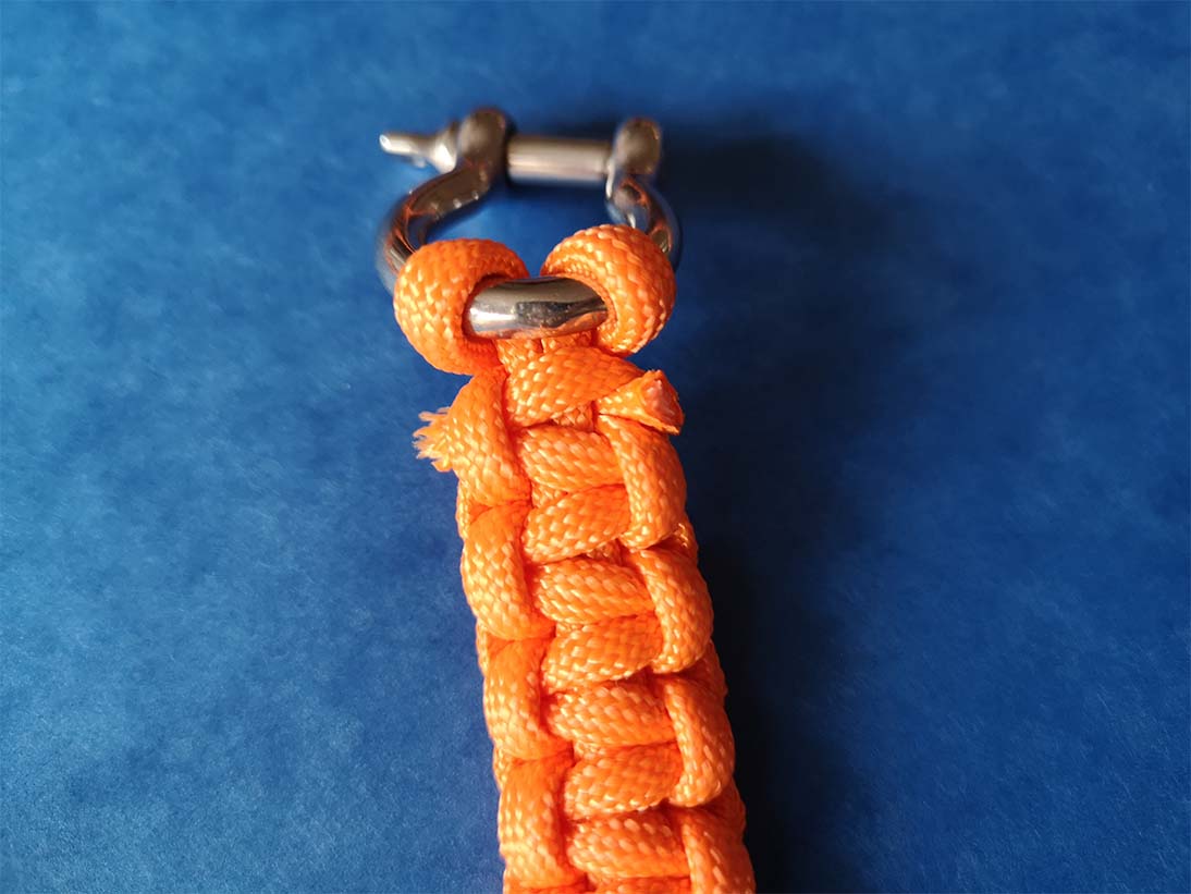 découvrez notre guide pratique pour créer et entretenir votre bracelet en paracorde, un accessoire à la fois tendance et utile.