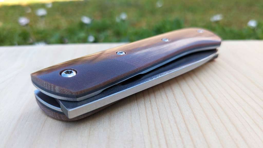 découvrez comment choisir le couteau pliant parfait avec une lame rasoir pour allier précision et sécurité dans toutes vos découpes.